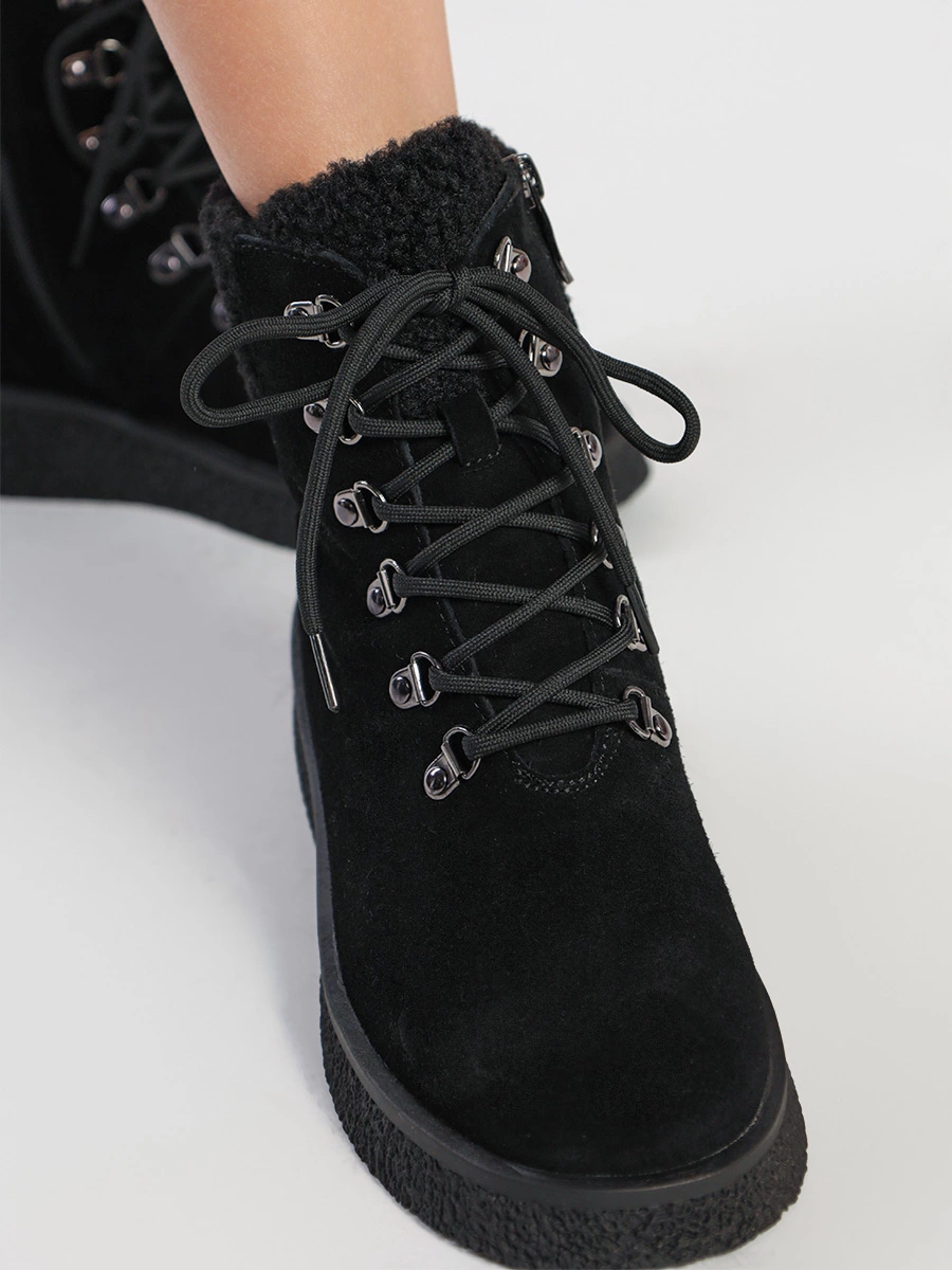 Ботинки черного цвета на платформе